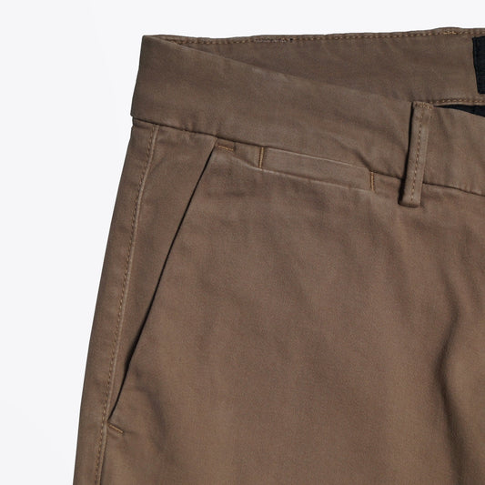 - Slimmy Luxe Performance Sateen Chinos - Beige