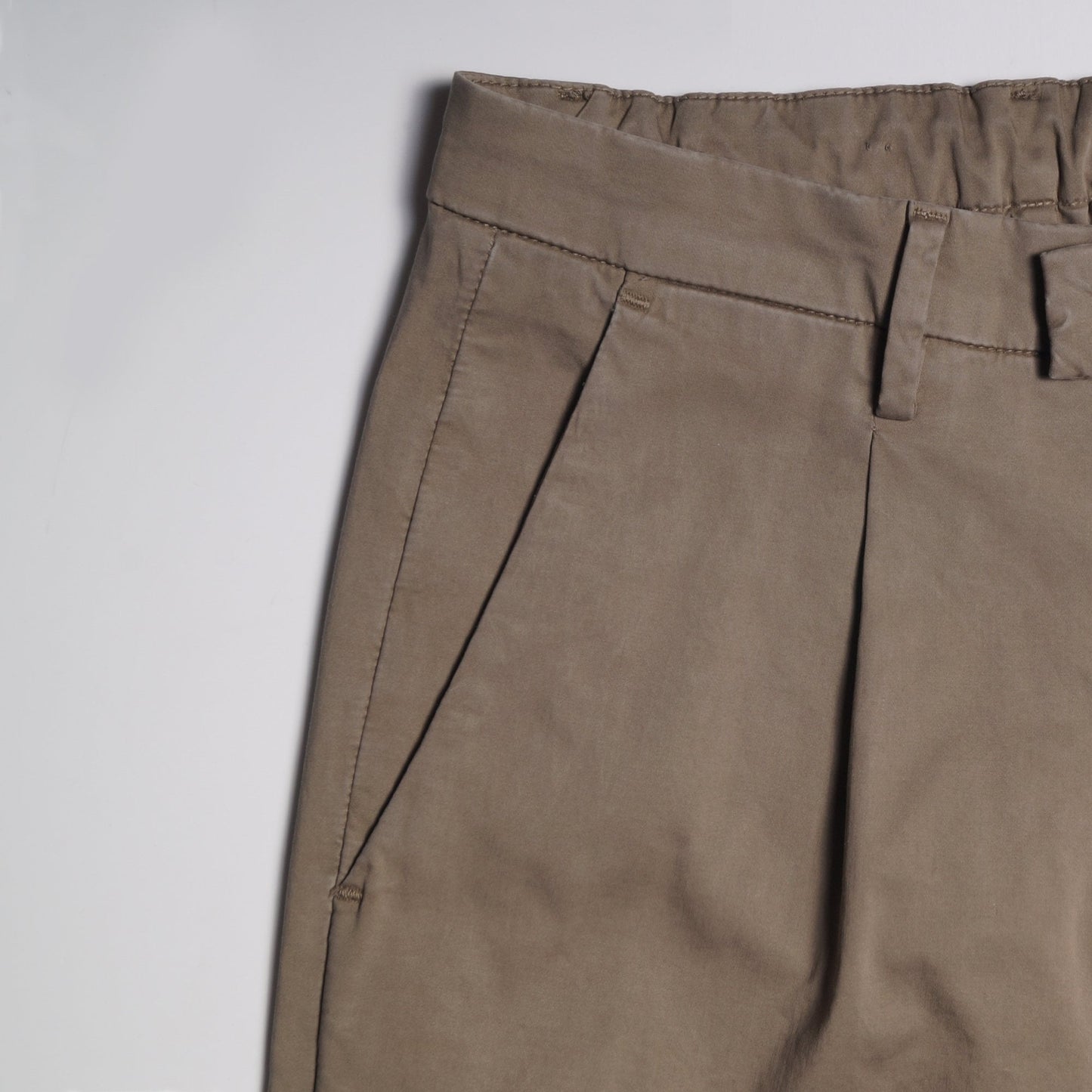 - Washed-Effect Elasticated Chinos - Olive