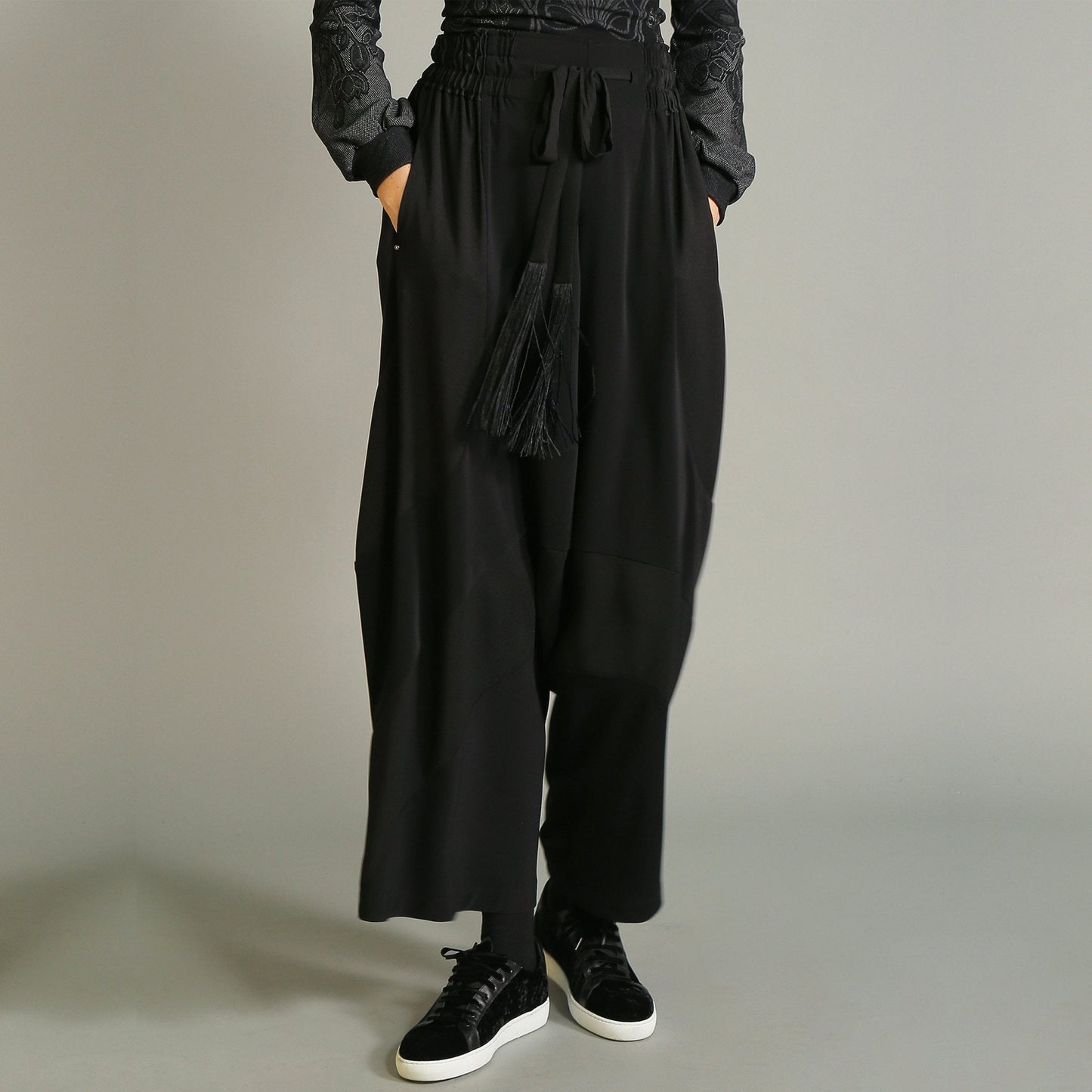 - Diverge - Tech satin pants with tassel tie belt - Black