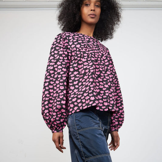 Heda - Kiss Print Blouse - Black/Pink