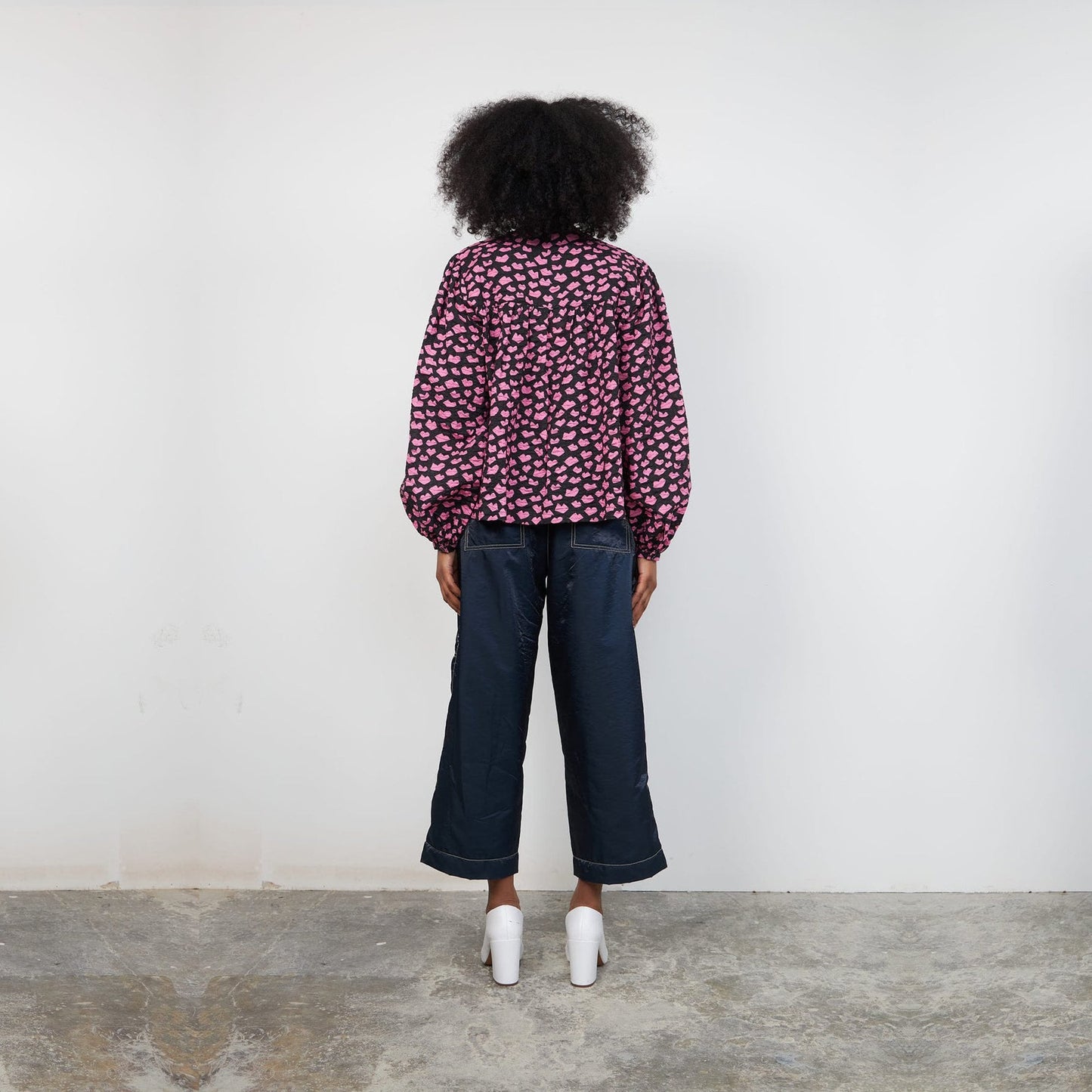 Heda - Kiss Print Blouse - Black/Pink