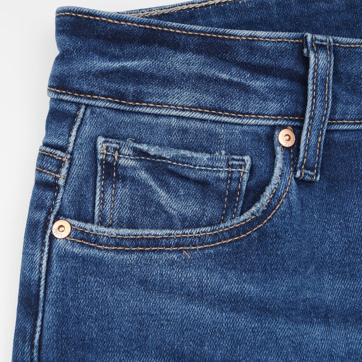 - Anessa - Raw Hem Jeans - Roam