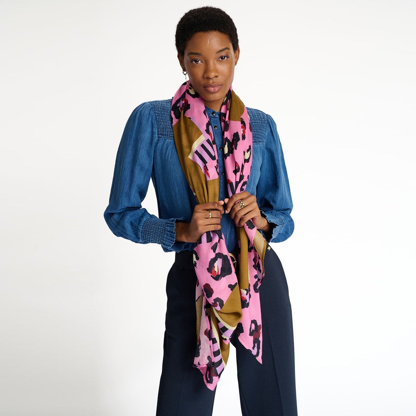- Daring Leopard Shawl - Pink