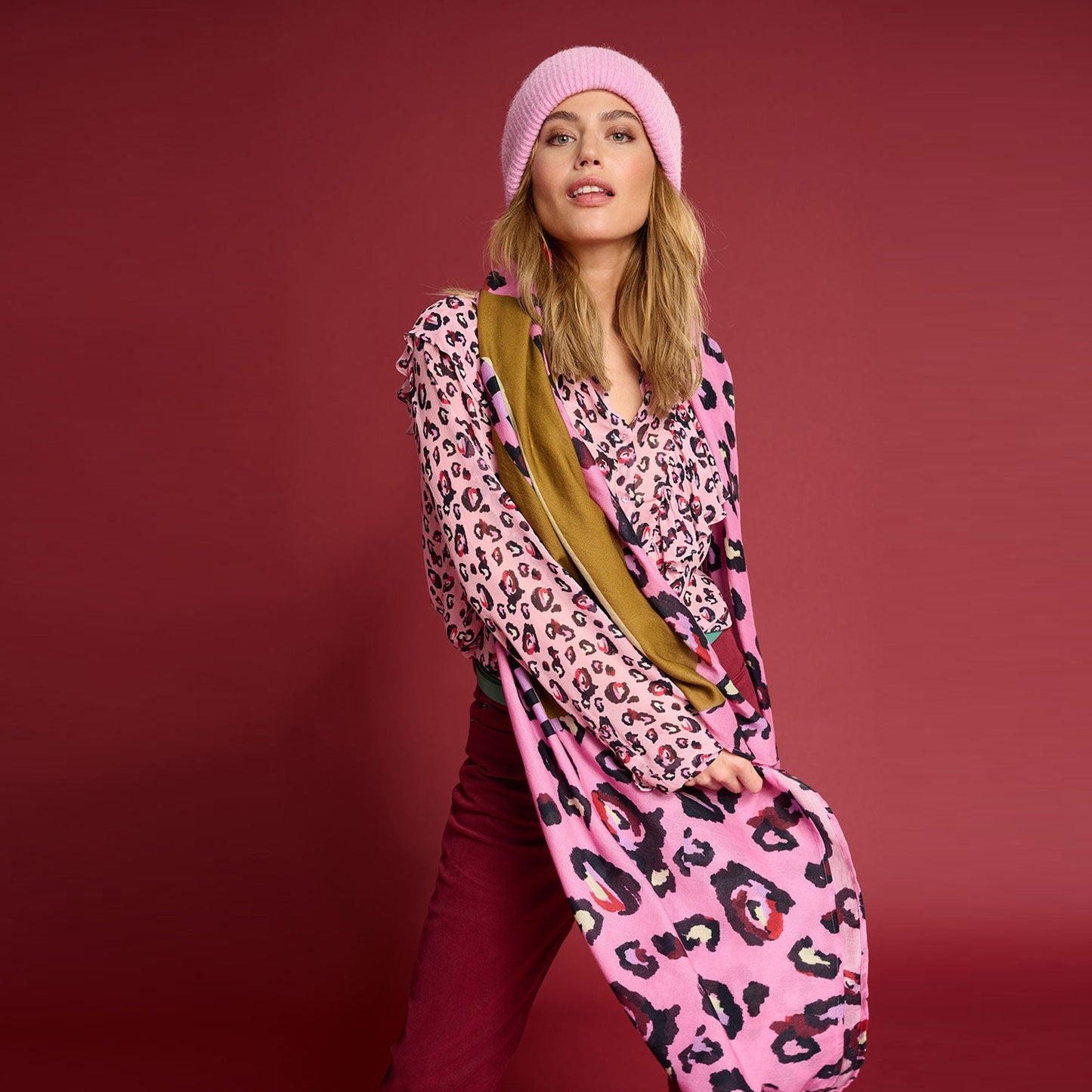 - Daring Leopard Shawl - Pink