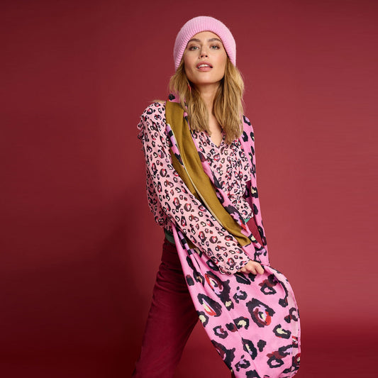- Daring Leopard Shawl - Pink