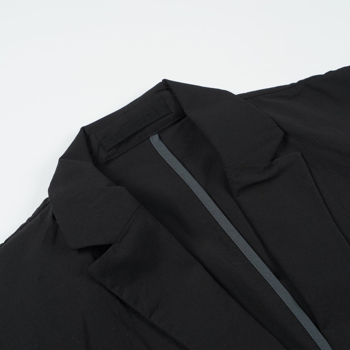 - Emil Travel Light Jacket - Black