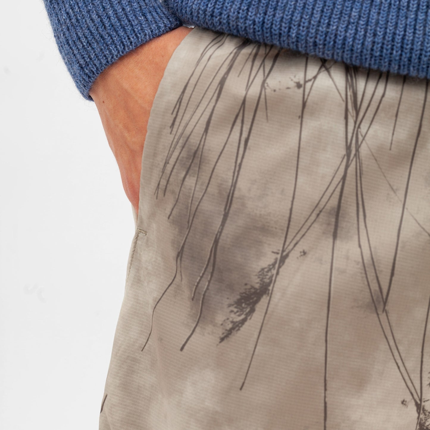 - Poul Light Print Shorts - Light Khaki