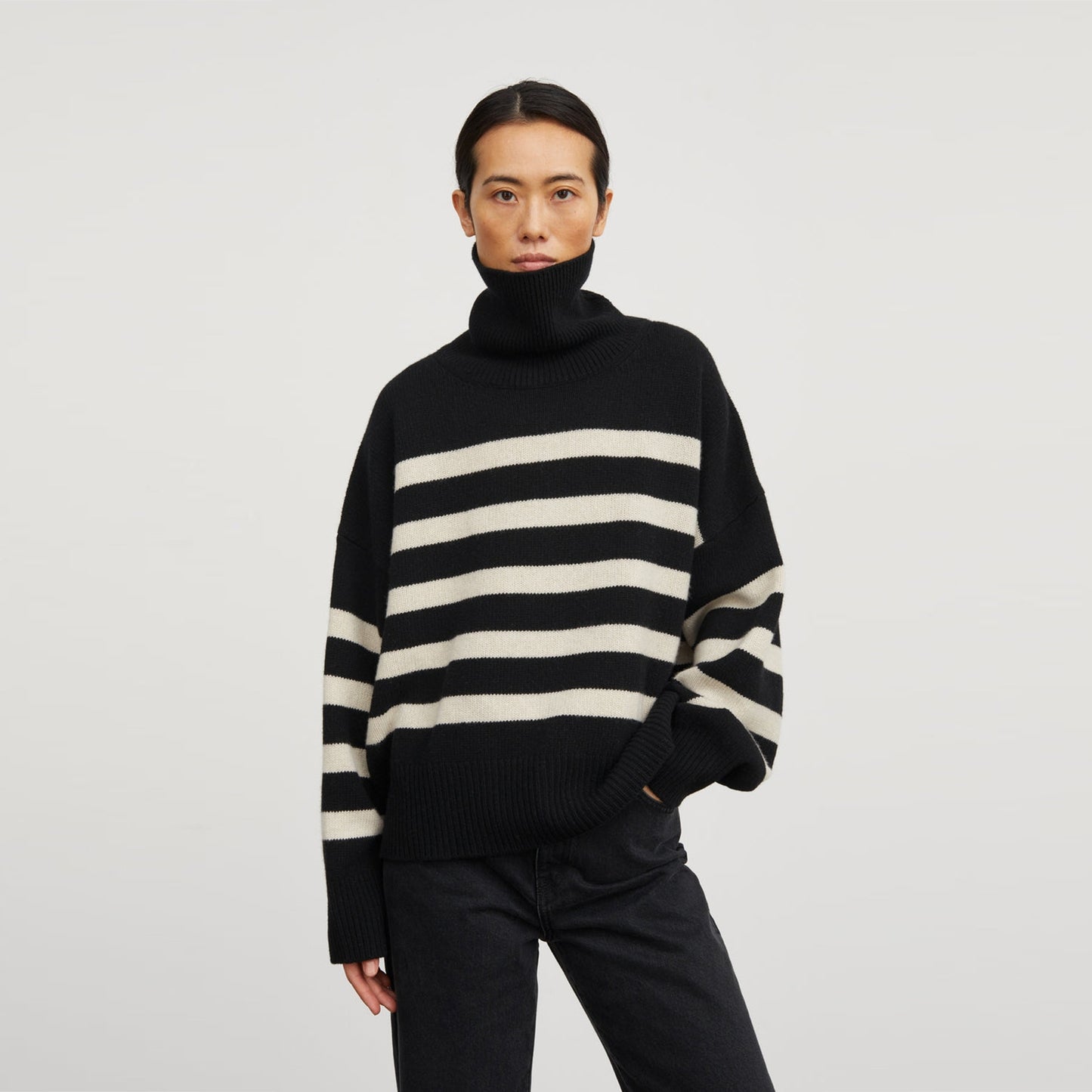 - Silene Merino Wool Turtle Neck Sweater - Black