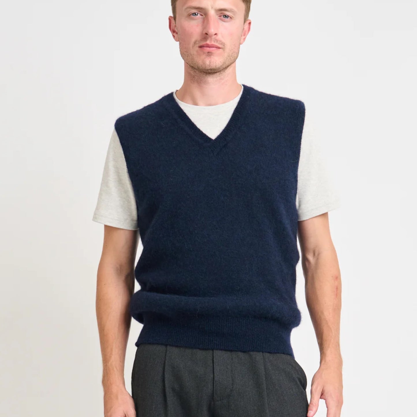 - GRAVES V NECK VEST ROSEN